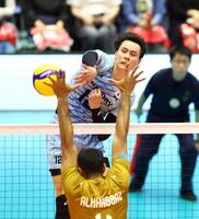 　第１セット、スパイクを決めるサントリー・高橋藍（撮影・山口登）