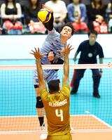 　第１セット、スパイクを決めるサントリー・高橋藍（撮影・山口登）