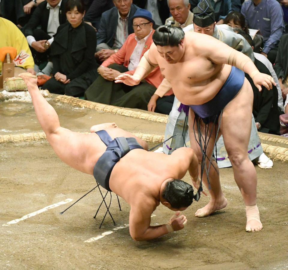 　阿炎（右）に引き落としで敗れた豊昇龍（撮影・開出牧）