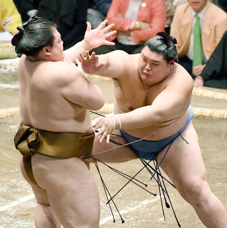 　王鵬（左）を押し出しで下した大の里