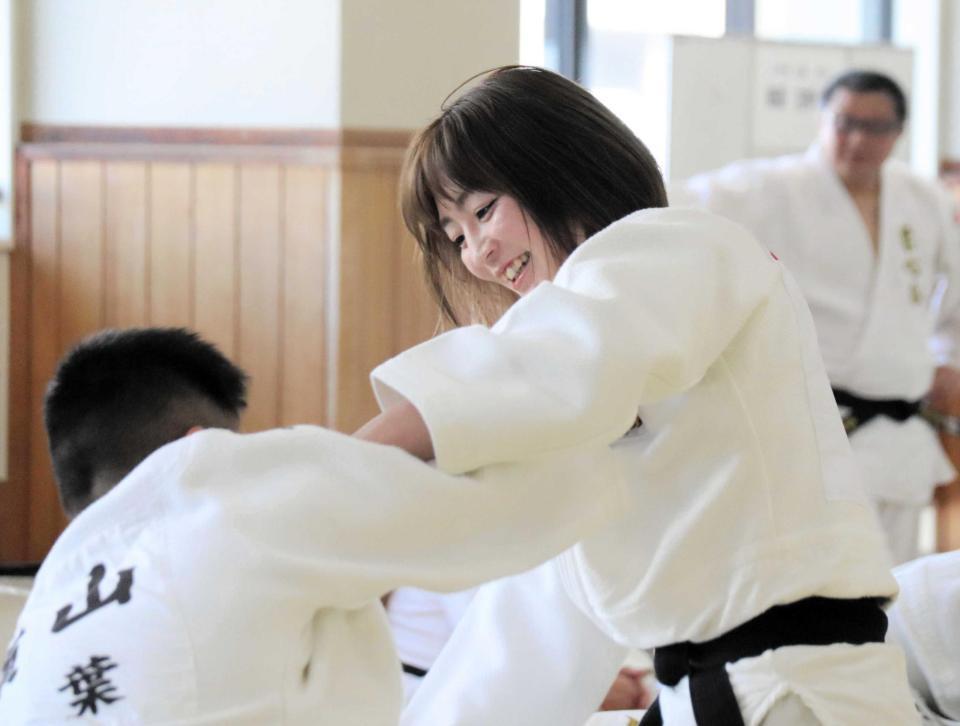　小学生と乱取りを行う角田＝４日