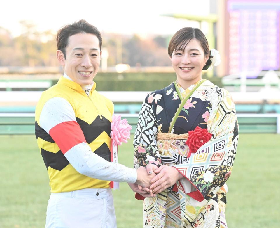 　藤岡佑介騎手（左）と握手する角田夏実選手＝１月５日