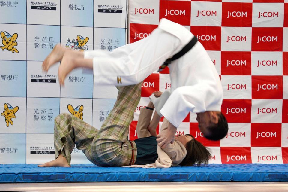 　警視庁の特殊詐欺防止啓発イベントで、ともえ投げを披露する角田夏実選手（下）＝３月２２日