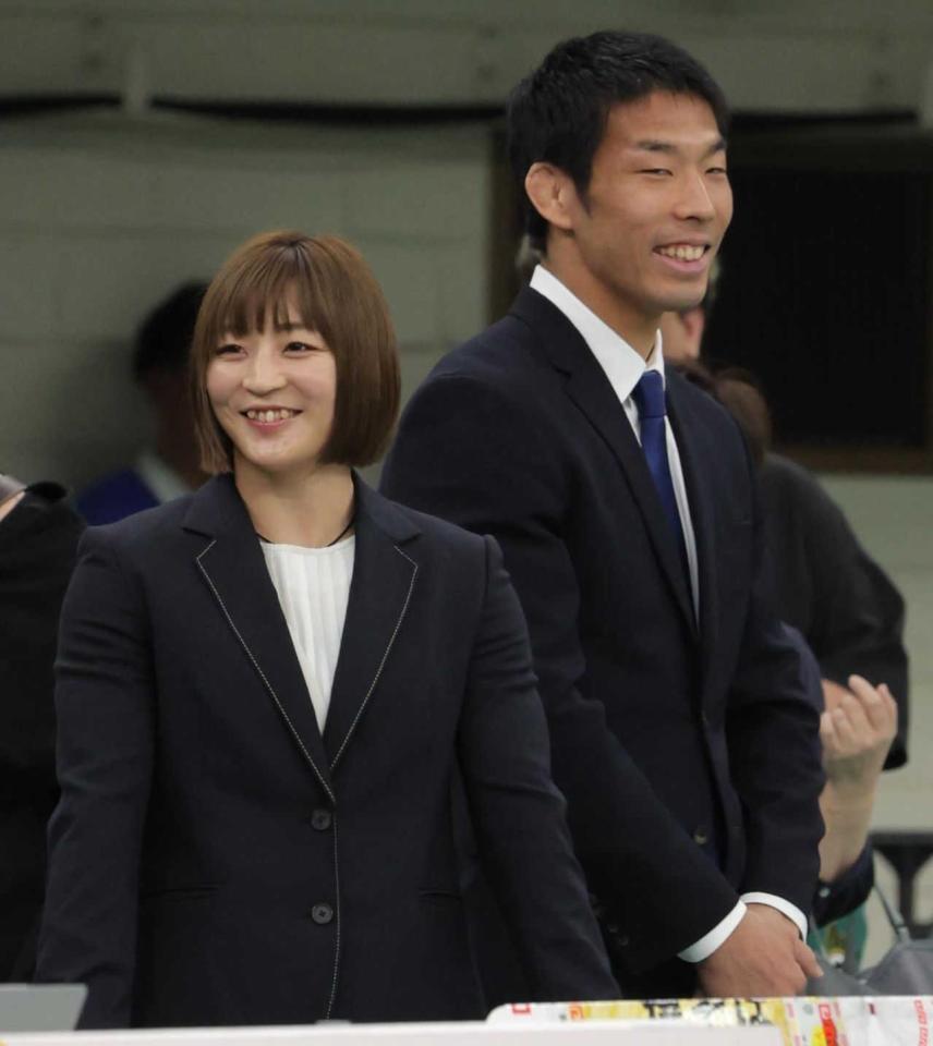 　表彰式前に笑顔を見せる角田夏実（左）と永瀬貴規＝４月２９日