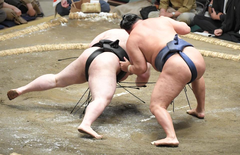 　豪ノ山（左）を上手出し投げで下した豊昇龍（撮影・佐藤厚）