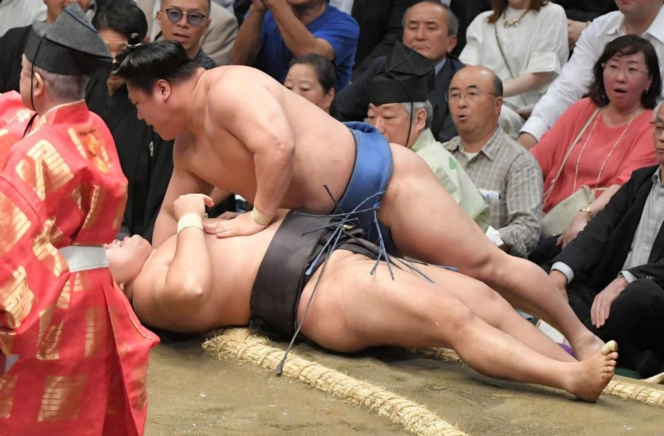 　首投げで霧島（下）を破った若隆景（撮影・佐藤厚）