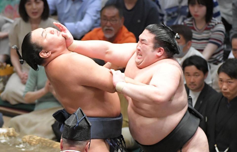 　豪ノ山（右）ののど輪に大きくのけぞる豊昇龍（撮影・佐藤厚）