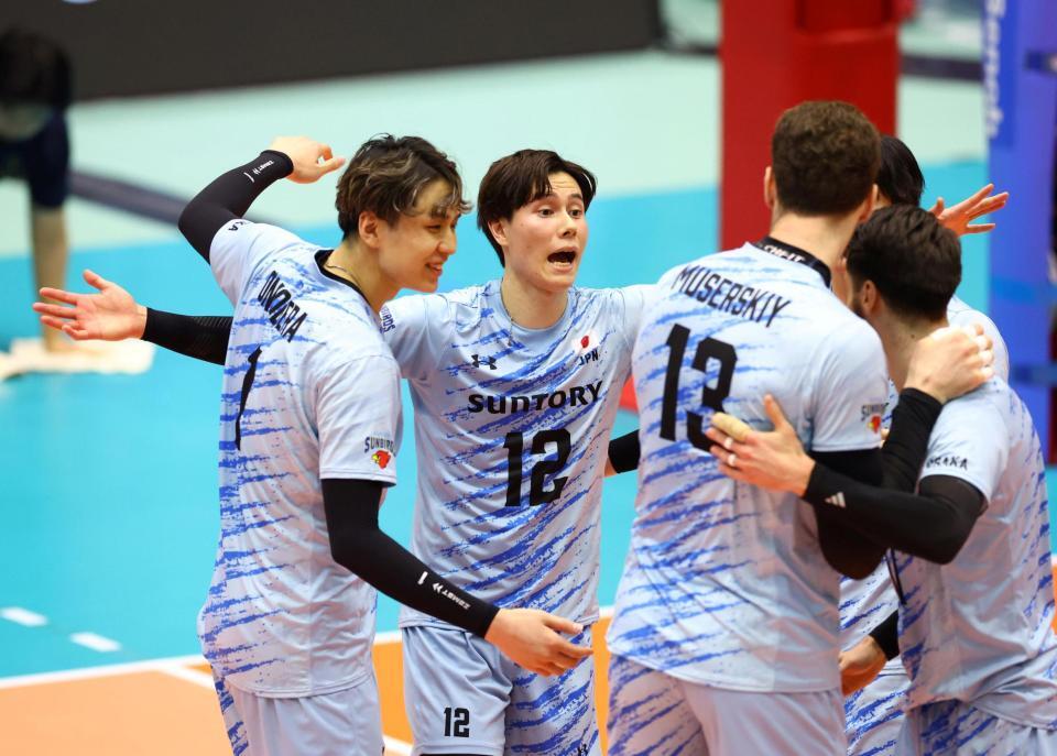 　第１セットを先取し喜ぶサントリー・高橋藍（中央）＝撮影・山口登