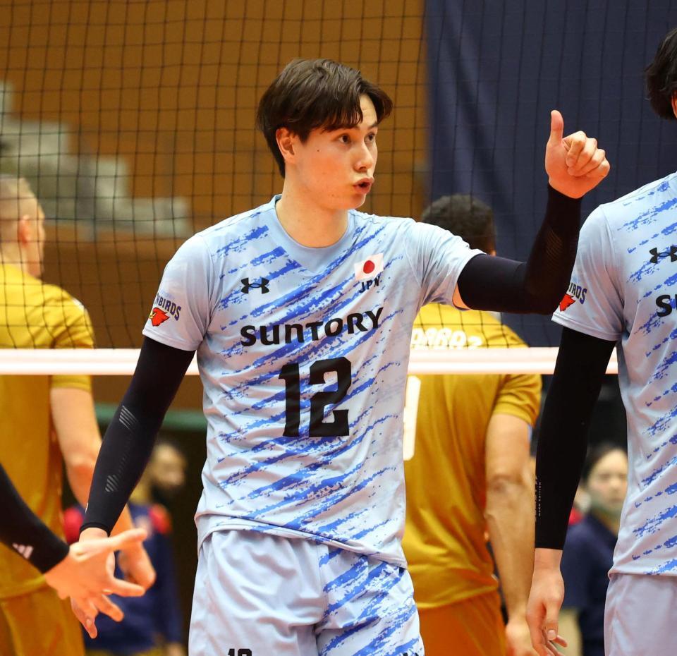 　第３セット、得点を奪い喜ぶサントリー・高橋藍（撮影・山口登）