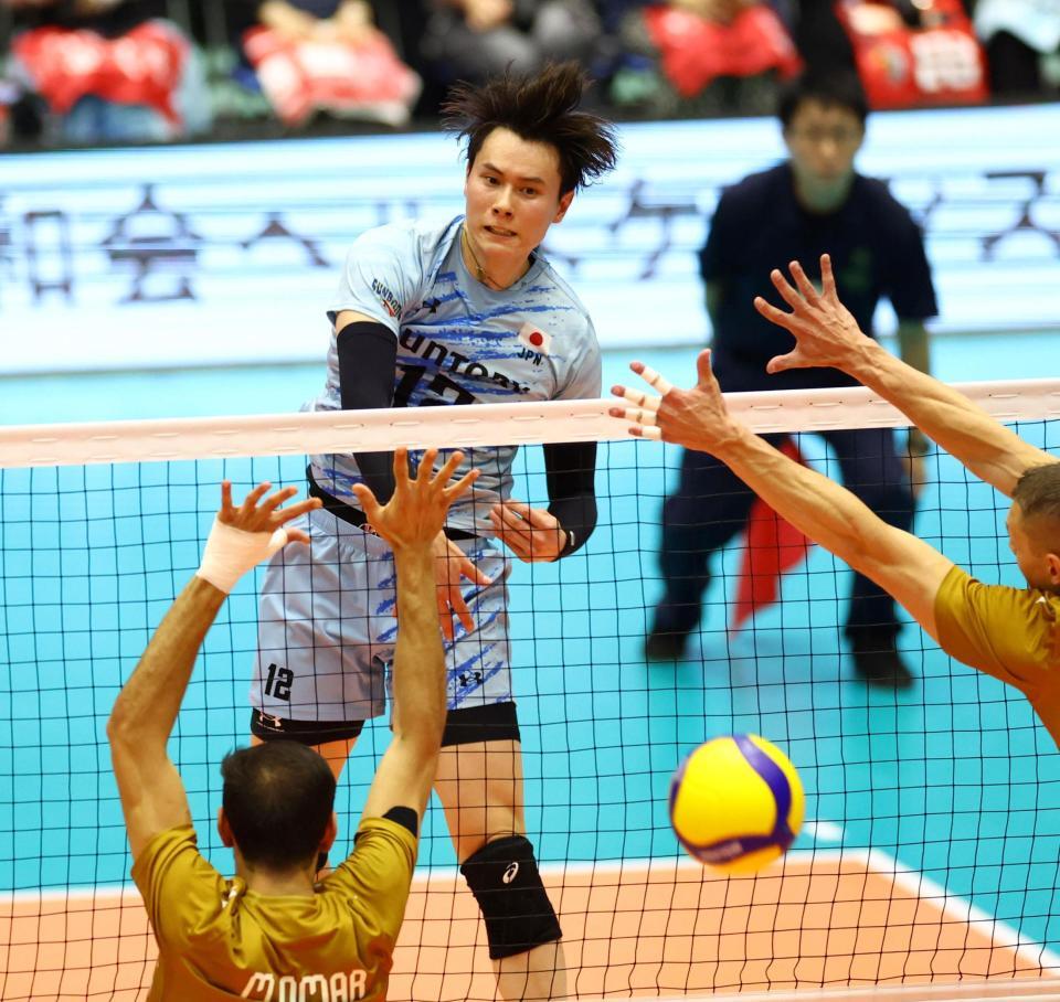 　第１セット、スパイクを決めるサントリー・高橋藍（撮影・山口登）