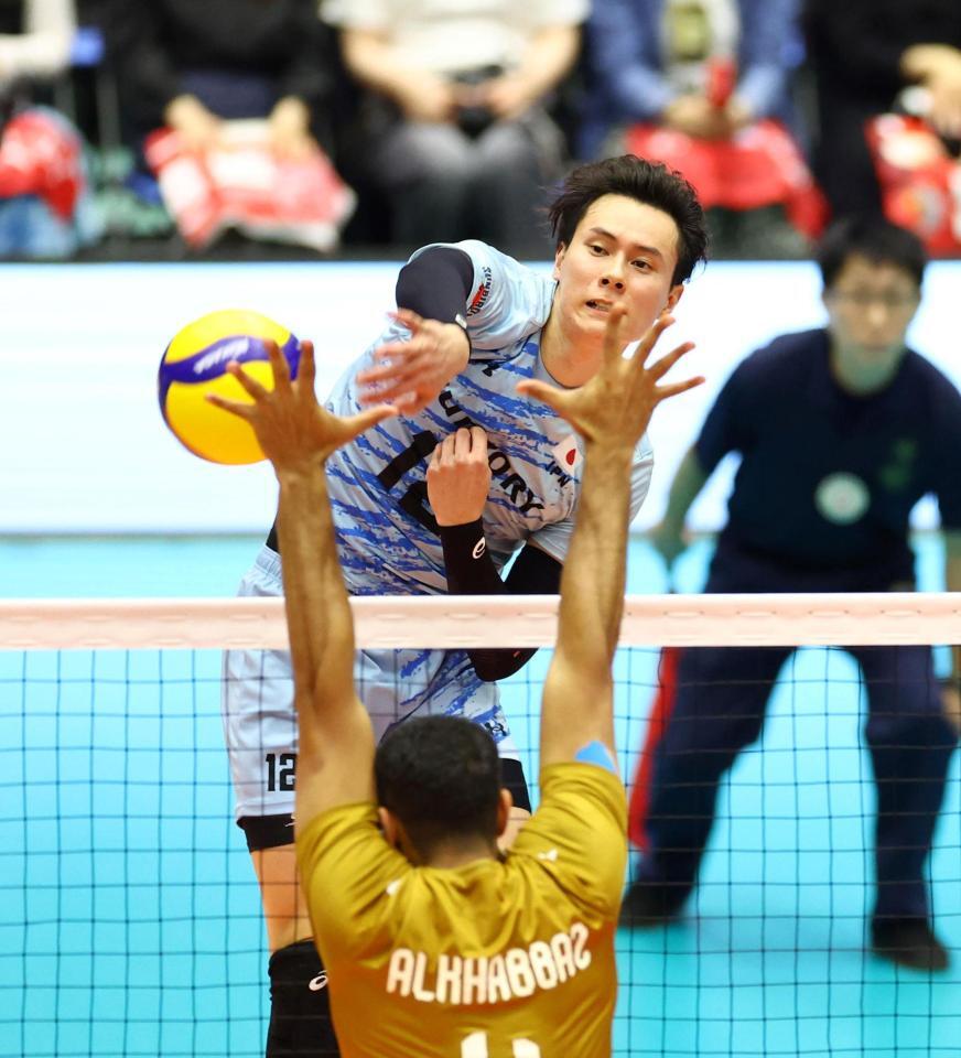 　第１セット、スパイクを決めるサントリー・高橋藍（撮影・山口登）