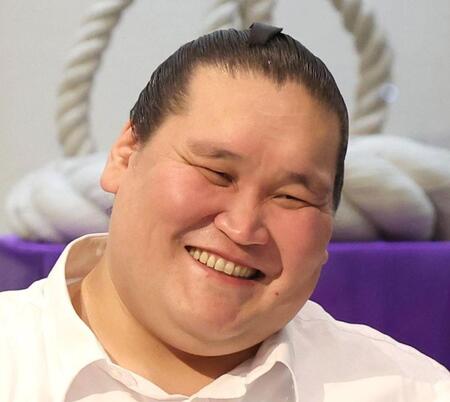 　笑顔を見せる照ノ富士親方（撮影・佐々木彰尚）