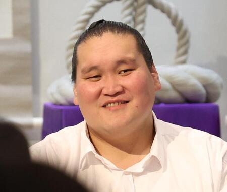 　笑顔を見せる照ノ富士親方（撮影・佐々木彰尚）