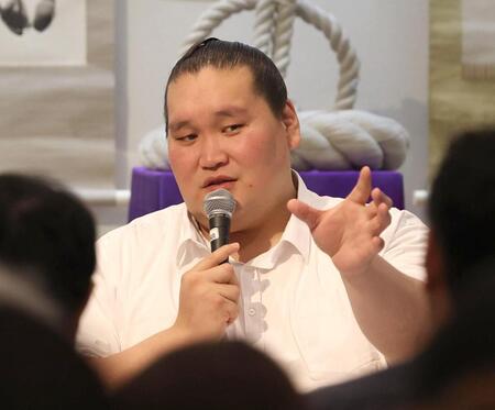 　トークショーをする照ノ富士親方（撮影・佐々木彰尚）