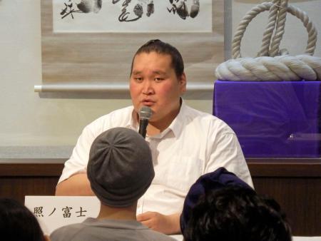 　相撲博物館でトークイベントに臨む、元横綱の照ノ富士親方＝１６日、東京・両国国技館