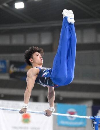 　岡慎之助の鉄棒の演技（撮影・堀内翔）