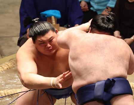 　豪ノ山（右）を攻める大の里（撮影・佐々木彰尚）