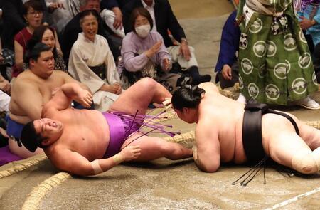 　尊富士（左）を寄り倒しで下した琴桜（撮影・佐々木彰尚）