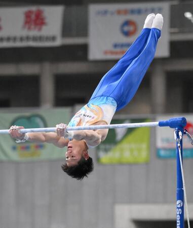 　橋本大輝の鉄棒の演技（撮影・堀内翔）