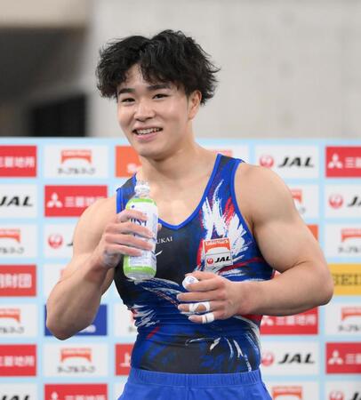 　ゆかの演技を終えて笑顔を見せる岡慎之助（撮影・堀内翔）