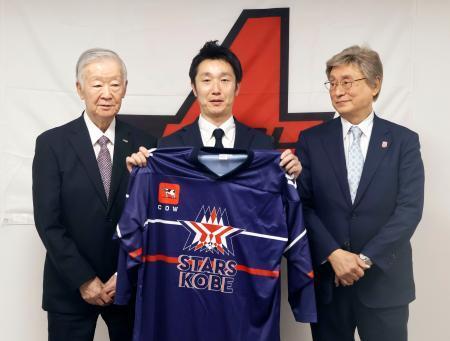 　アイスホッケーのアジア・リーグ新規参入が決まり、撮影に応じる「スターズ神戸」の黒沢玲央代表（中央）。右は日本連盟の江守秀次副会長＝１６日、東京都新宿区