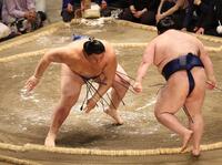 　豪ノ山（右）を押し出しで下す大の里（撮影・佐々木彰尚）