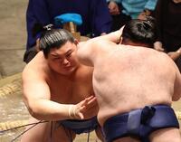 　豪ノ山（右）を攻める大の里（撮影・佐々木彰尚）