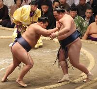 　玉鷲（右）を押し出しで下す豊昇龍（撮影・佐々木彰尚）