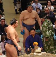 　豊昇龍（左）の取り組みを見届けて引き揚げる大の里（撮影・佐々木彰尚）