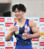 　ゆかの演技を終えて笑顔を見せる岡慎之助（撮影・堀内翔）