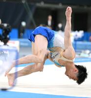 　ゆかの着地に失敗する橋本大輝（撮影・堀内翔）