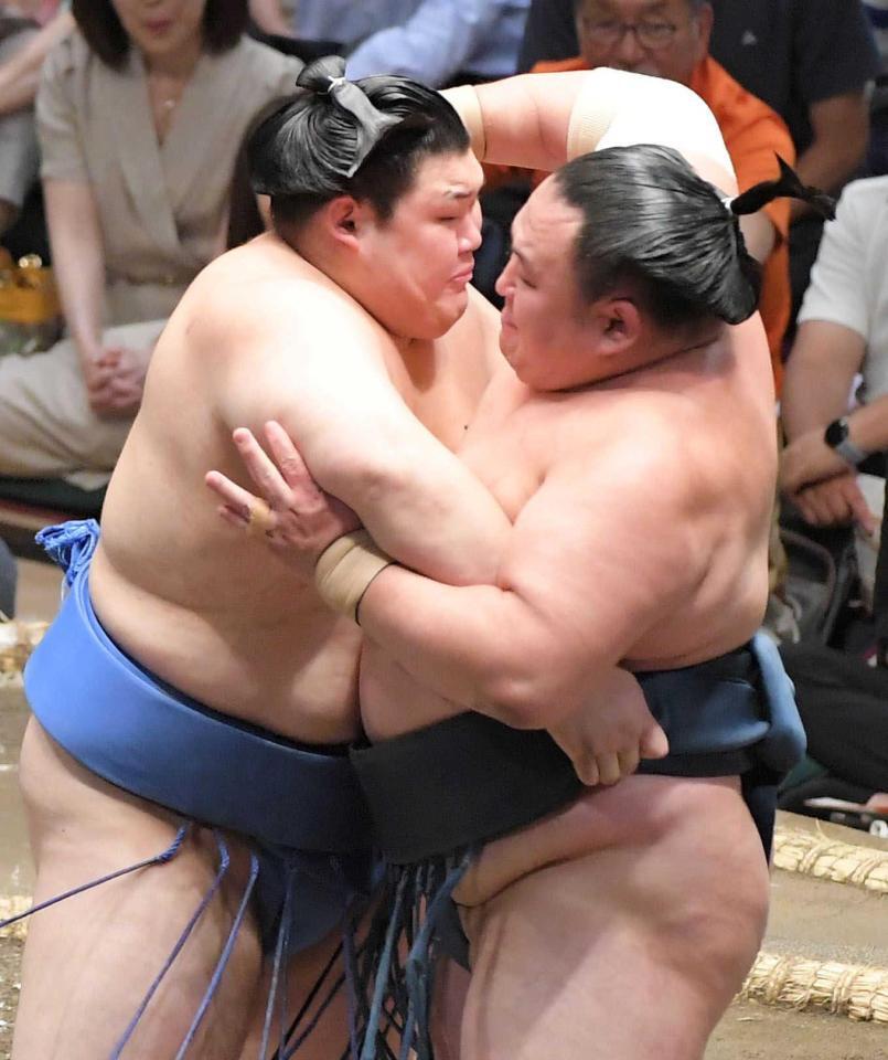 　玉鷲（右）を寄り切りで下し全勝を守った大の里（撮影・佐藤厚）