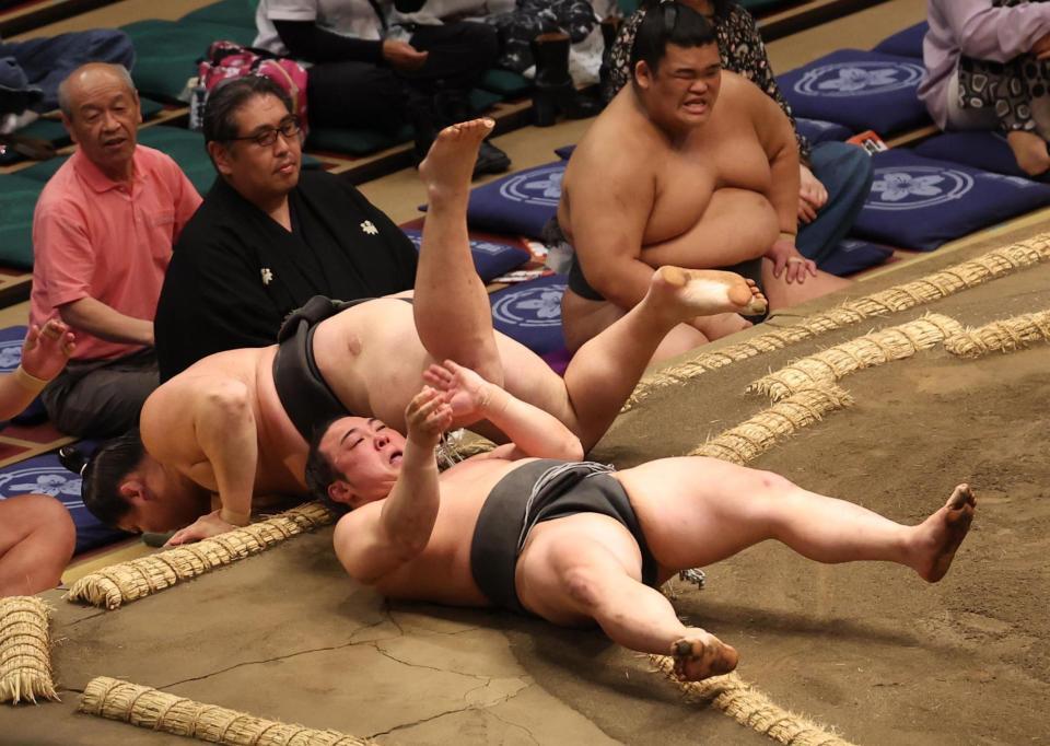 　西ノ龍（上）の突き落としで敗れた炎鵬（撮影・佐々木彰尚）