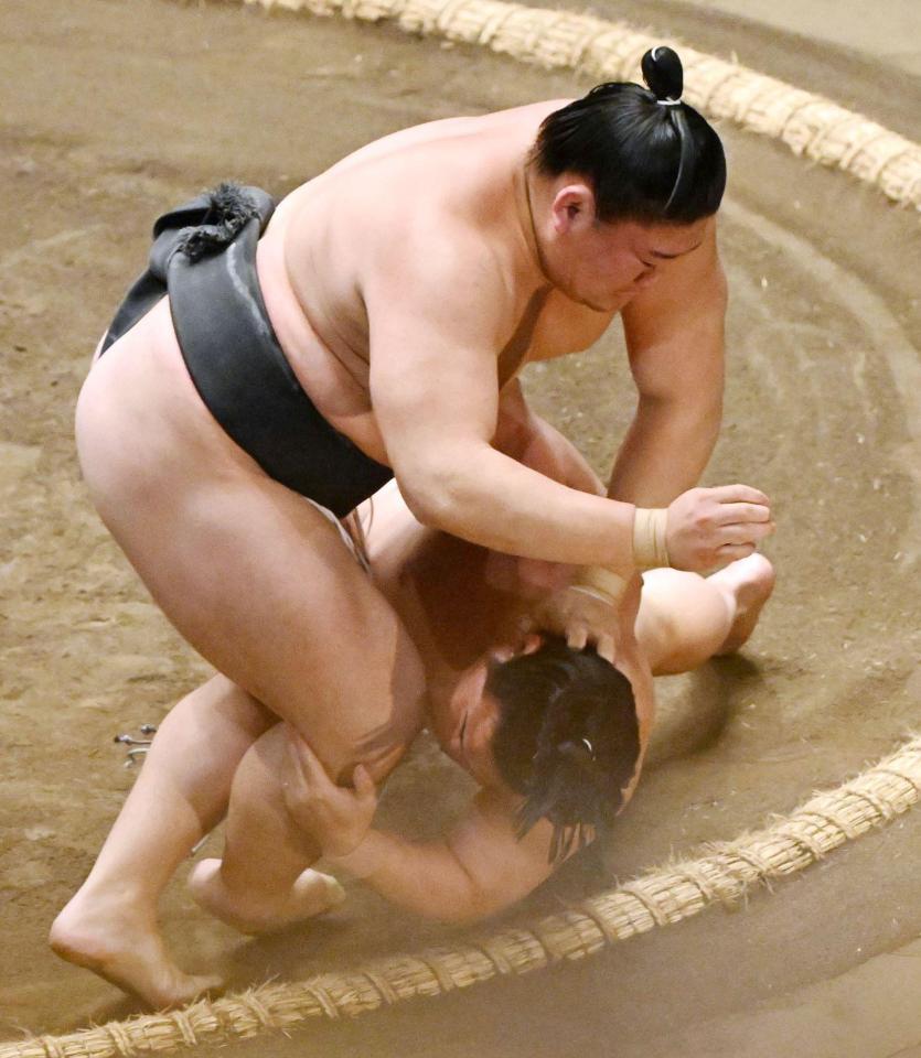 　炎鵬（下）は突き落としで西ノ龍に敗れる