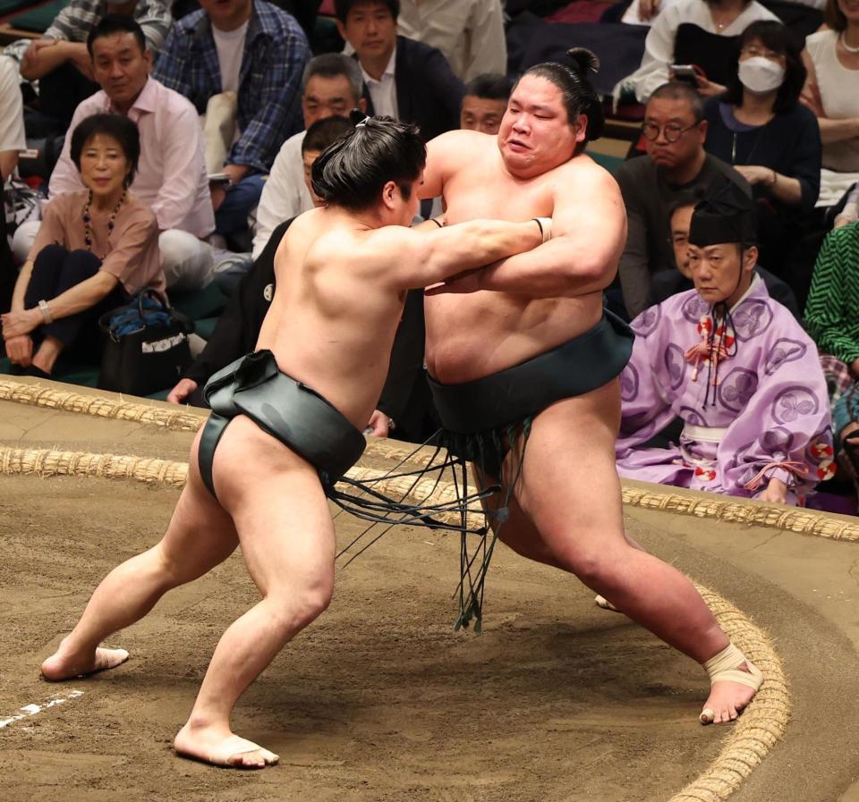 　錦木（右）を押し出しで破る朝紅龍（撮影・佐々木彰尚）