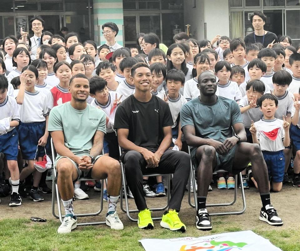 　都内の小学校を訪れたサニブラウン（中央）、アンドレ・ドグラス（左）、ジェローム・ブレーク