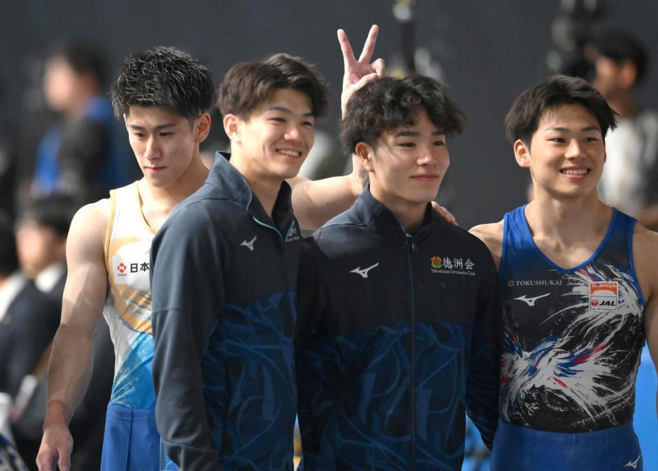 　すべての演技を終えて記念撮影をする（手前左から）藤巻竣平、岡慎之助、長谷川毅の後ろで、ふざけてピースをする橋本大輝（撮影・堀内翔）