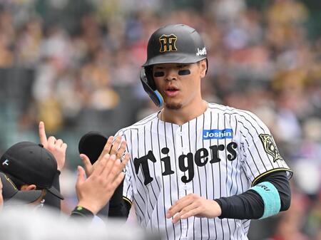 　４回、木浪の先制打で生還した佐藤輝（撮影・西田忠信）