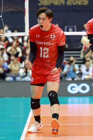 　ブロックを決め吠えるサントリー・高橋藍（撮影・石湯恒介）