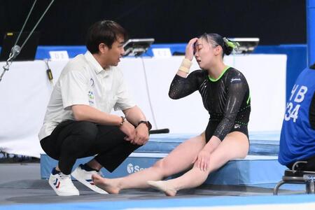 【写真】床で左膝負傷 紅潮した顔 涙こらえるパリ五輪代表辞退の宮田笙子