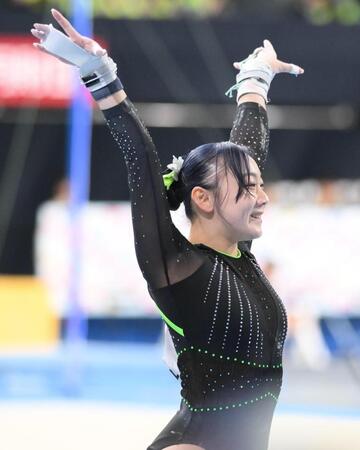 　宮田笙子の段違い平行棒の演技（撮影・堀内翔）