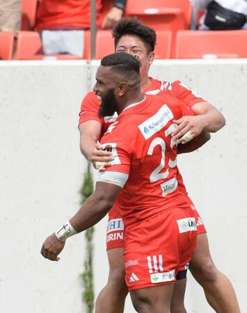 　後半、トライを決め喜ぶ神戸のイノケ・ブルア（手前）＝撮影・石井剣太郎