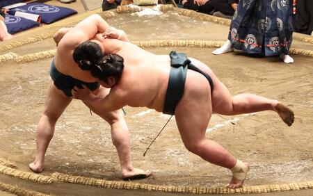 　錦木（右）を網打ちで破る佐田の海