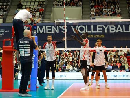 　判定に納得がいかないアルラヤンの選手たち（撮影・石湯恒介）