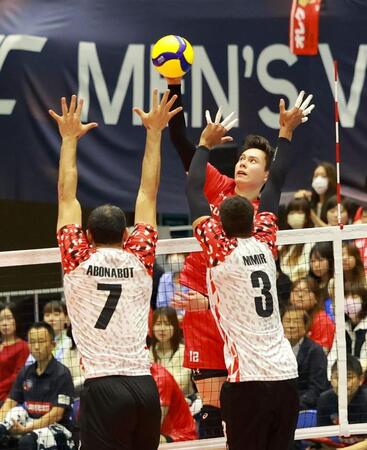 　フェイントをかけてブロックをかわすサントリー・高橋藍（撮影・石湯恒介）