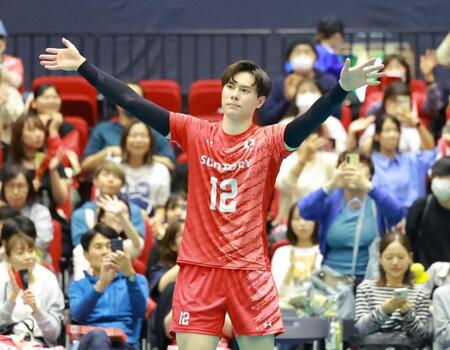 　声援に応えるサントリー・高橋藍（撮影・石湯恒介）