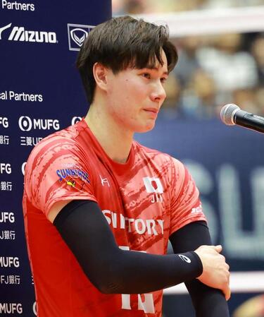 　インタビューに答えるサントリー・高橋藍（撮影・石湯恒介）