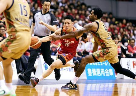 　琉球戦で攻め込む三遠・佐々木＝浜松アリーナ（（Ｃ）Ｂ．ＬＥＡＧＵＥ）
