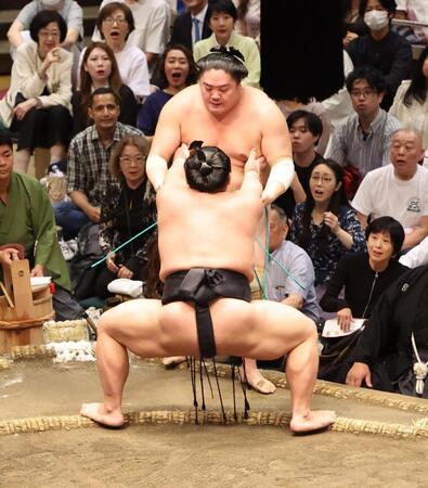 　一山本（奥）を押し出しで破る伯桜鵬