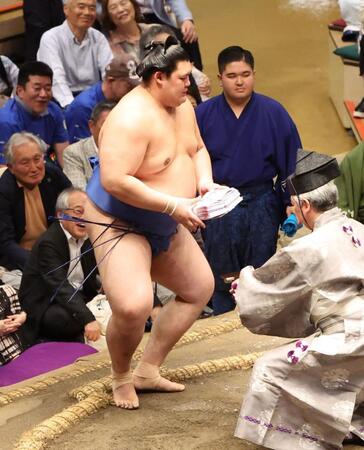 　分厚い懸賞金を受け取る大の里